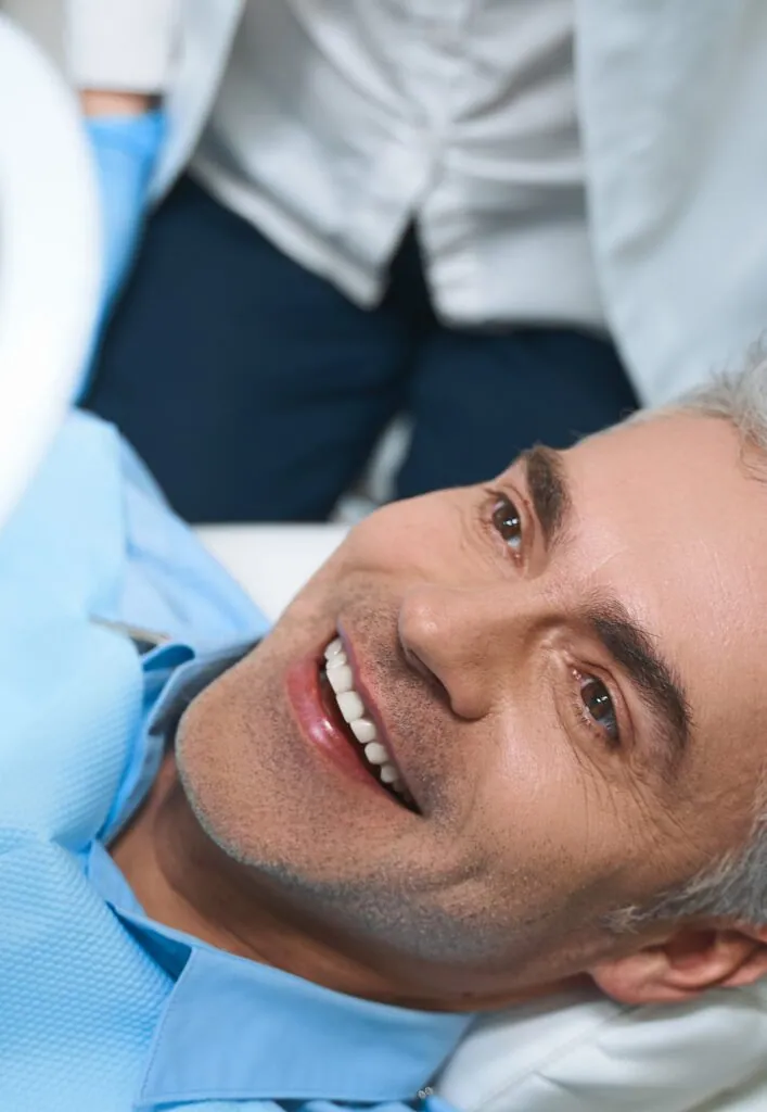 Hombre feliz después de procedimientos dentales, foto de archivo